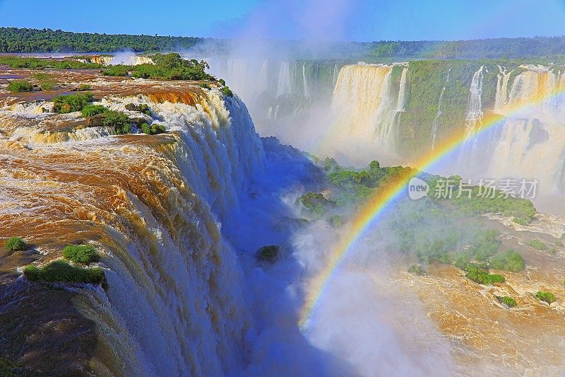 令人印象深刻的伊瓜苏瀑布景观与彩虹，戏剧性的美丽的自然景观-田园魔鬼的喉咙-巴西Foz do Iguacu，巴拉那，阿根廷伊瓜苏港，米塞内斯和巴拉圭的国际边界-南美